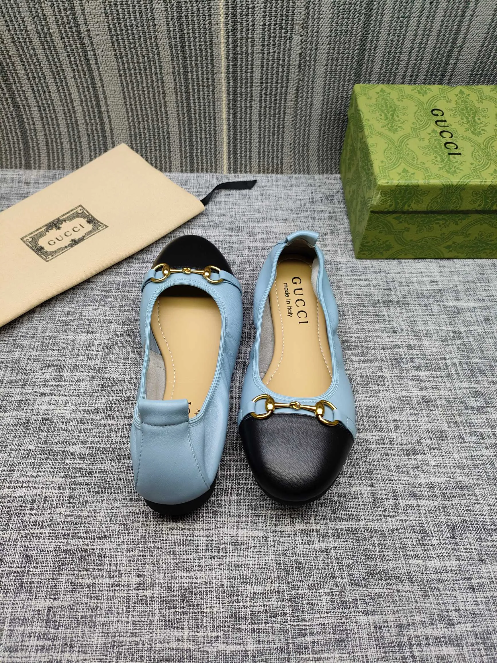 👟👟Ex-factory price 320👟👟 GUCCI's latest horsebit women's flat ballet shoes and egg roll shoes are super comfortable. The fabric is made of imported top-grade soft sheepskin. It is very comfortable on the feet and will not rub your feet. You can also roll it up and put it in your bag. It is easy to carry with you. The super soft soles are a must-have item for fairies whether you are going out for business, work, travel, shopping or at home. Fashionable and versatile, it is an indispensable pair of shoes for you. Fabric: Made of imported soft sheepskin Color: 6 colors available Outsole: PPC rubber outsole Size 34-42 (34.41.42 needs to be customized)